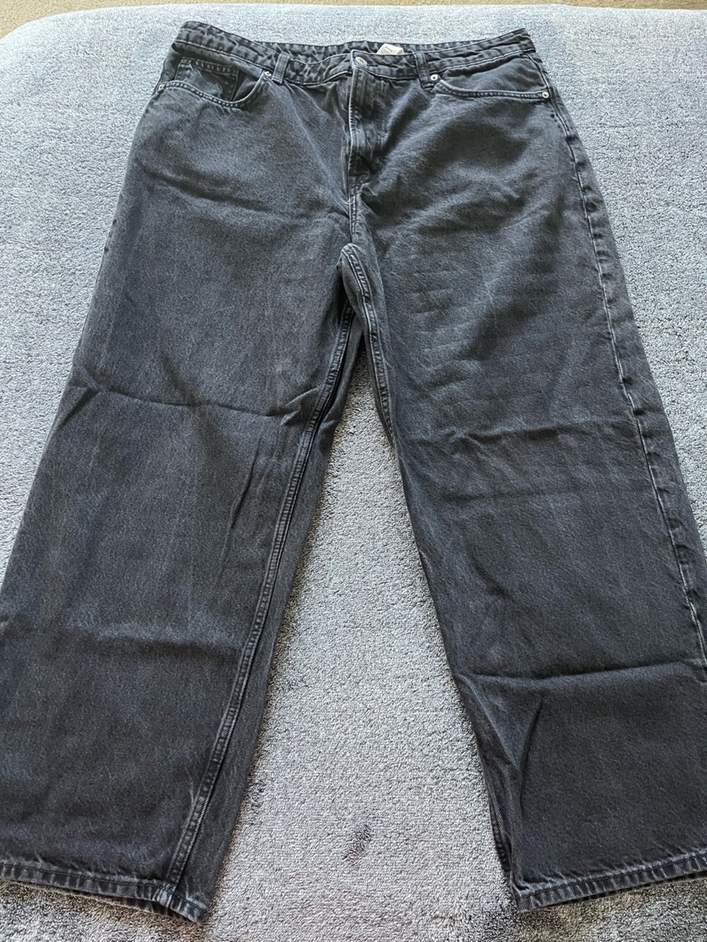 H&M Women's Straight Leg Jeans in Black Wash